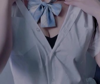 晚婉吥想睡穿着学生装给你舔耳朵